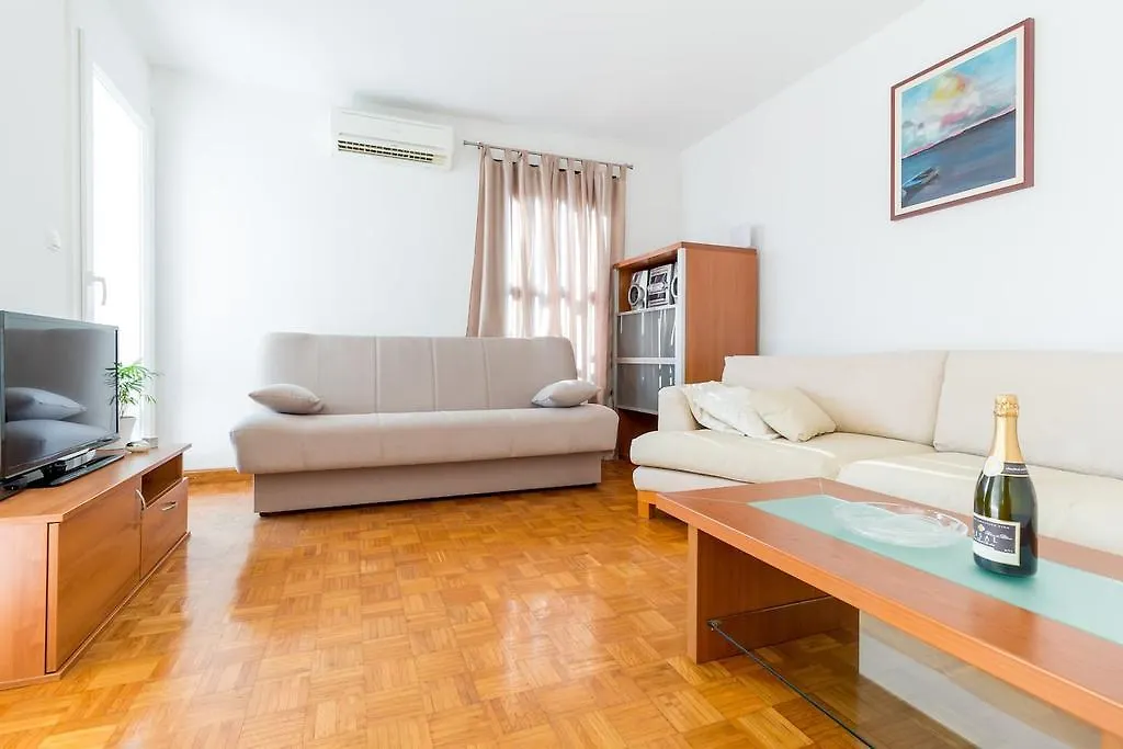 Apartment Emily プーラ