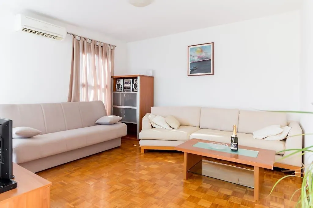 Apartment Emily プーラ